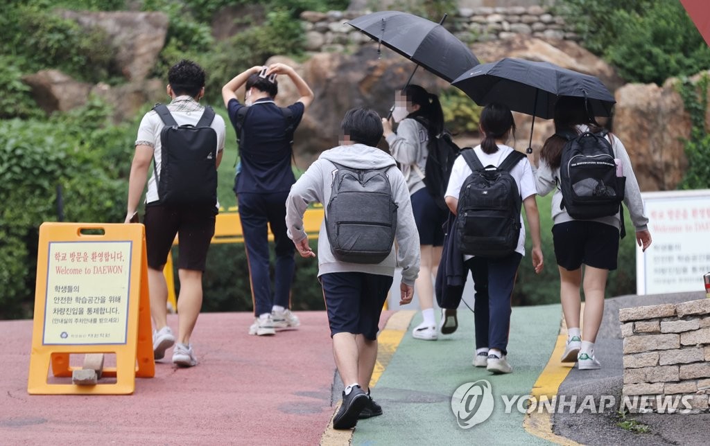 고1·2학년 전국연합학력평가, 등교하는 학생들