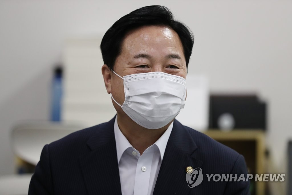 충북도청 기자실 방문한 김두관