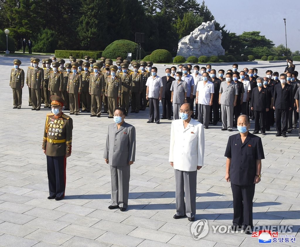 북한, 정권수립 73주년 맞아 열사묘 화환 진정
