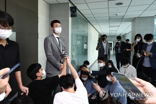 사무실 앞에서 입장 밝히는 김웅 의원