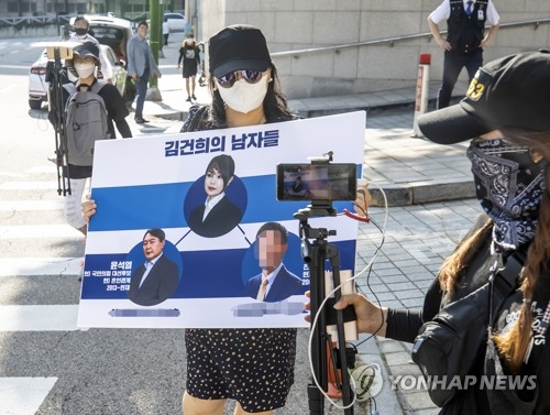 ‘쥴리 논란 진실 촉구하는 1인 시위’