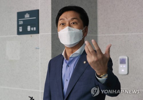 취재진 질문에 답하는 김기현 원내대표