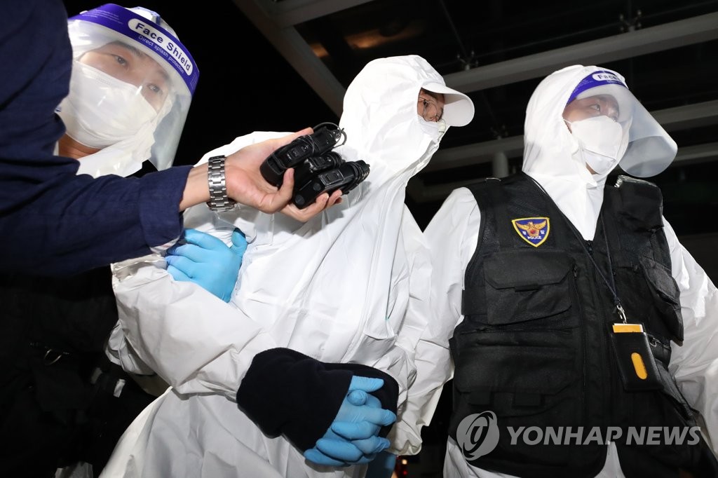 말없이 유치장으로 향하는 문흥식
