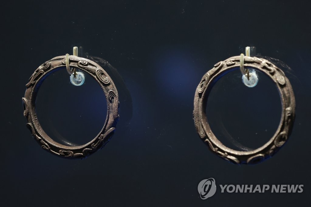 무령왕릉 특별전, 국보 '왕비의 은팔찌'