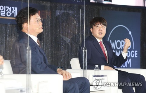 샌들 교수와 대담하는 송영길 이준석