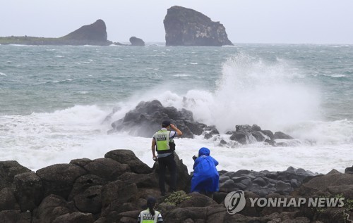 태풍 '찬투' 북상…해안순찰 나선 해경