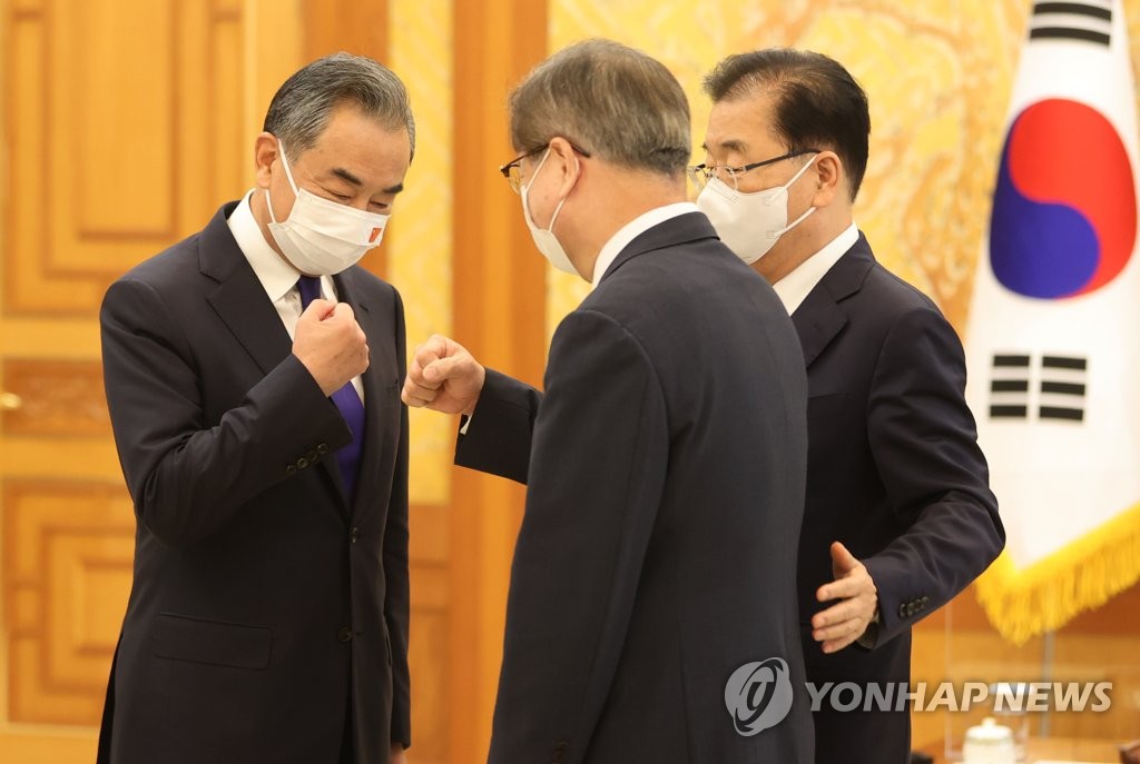 Moon meets Chinese foreign minister Moon meets Chinese foreign minister