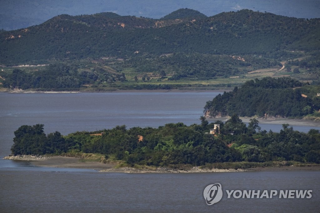 적막한 북한 임진강변 초소