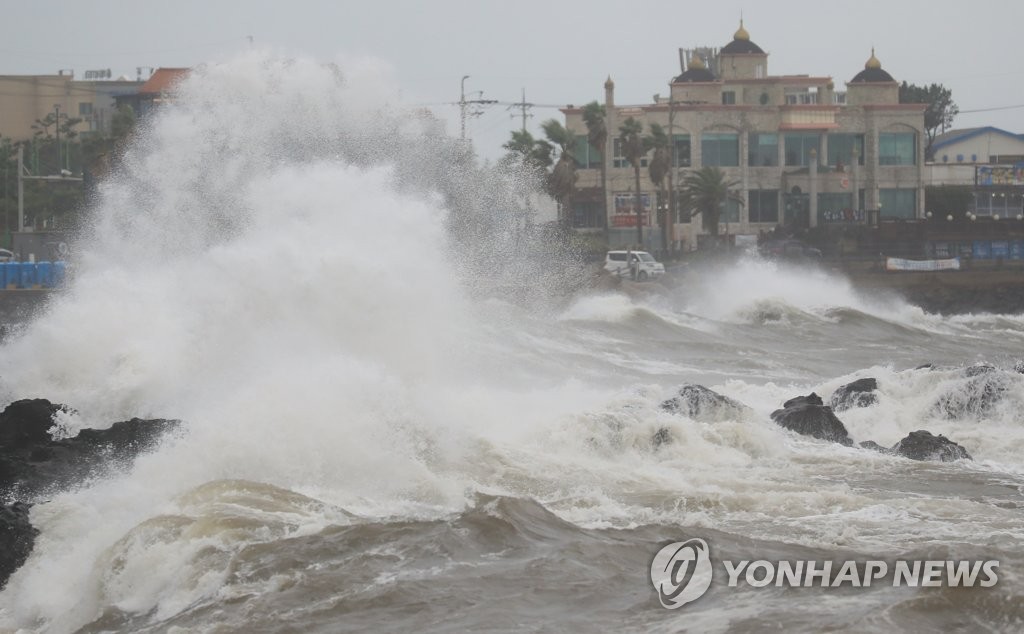태풍 ′찬투′ 서귀포 남서쪽 해상서 북진 중…내일부터 본격 영향