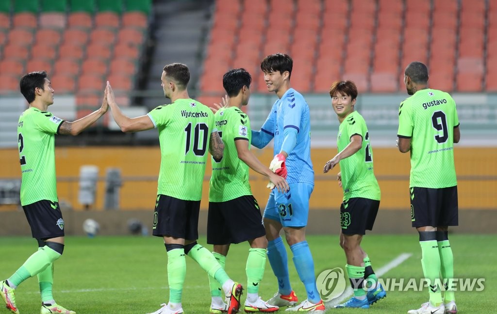 Members of Jeonbuk Hyundai Motors celebrate their penalty shootout victory over BG Pathum United in the round of 16 at the Asian Football Confederation Champions League at Jeonju World Cup Stadium in Jeonju, 240 kilometers south of Seoul, on Sept. 15, 2021. (Yonhap)