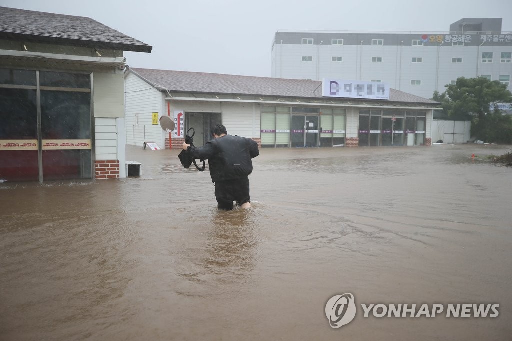 La isla de Jeju engullida por el tifón Chanthu La isla de Jeju engullida por el tifón Chanthu