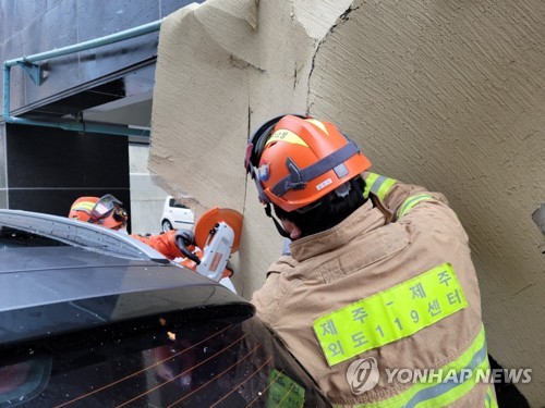 강풍에 떨어진 주택 담벼락 외벽