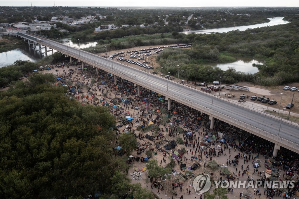 미ㆍ멕시코 국경 교량 밑에 진을 친 이주자들
