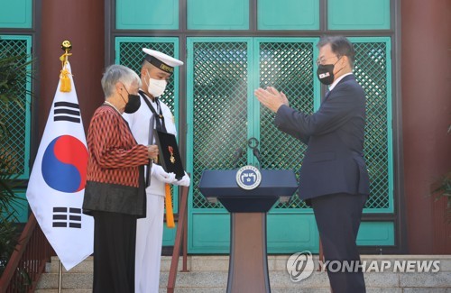 애국장 추서하는 문 대통령