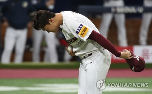고개 숙인 안우진