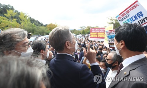 화천대유 팻말 살펴보는 이재명