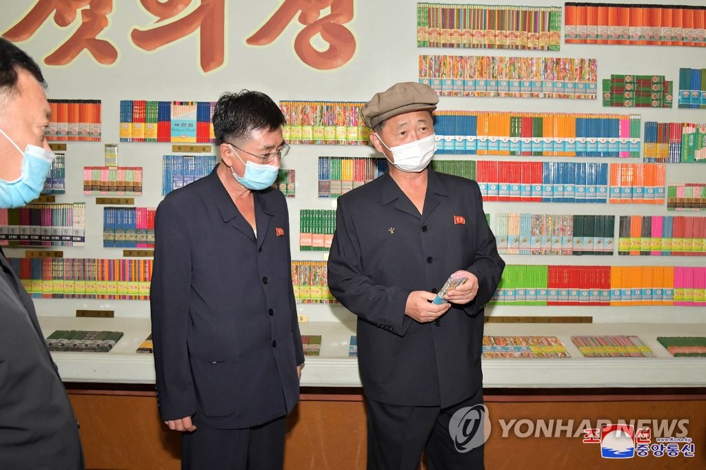 El primer ministro norcoreano inspecciona una fábrica de lápices El primer ministro norcoreano inspecciona una fábrica de lápices