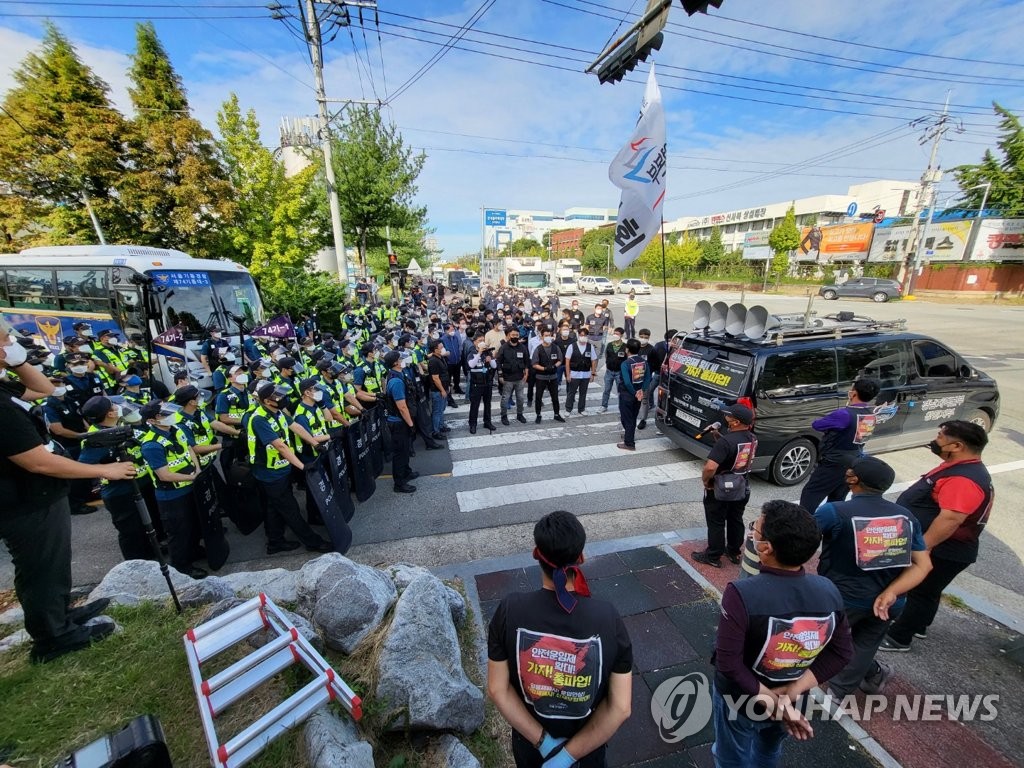 화물연대, SPC삼립 청주공장 앞서 경찰과 대치