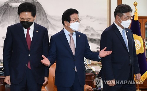 자리로 향하는 양당 원내대표
