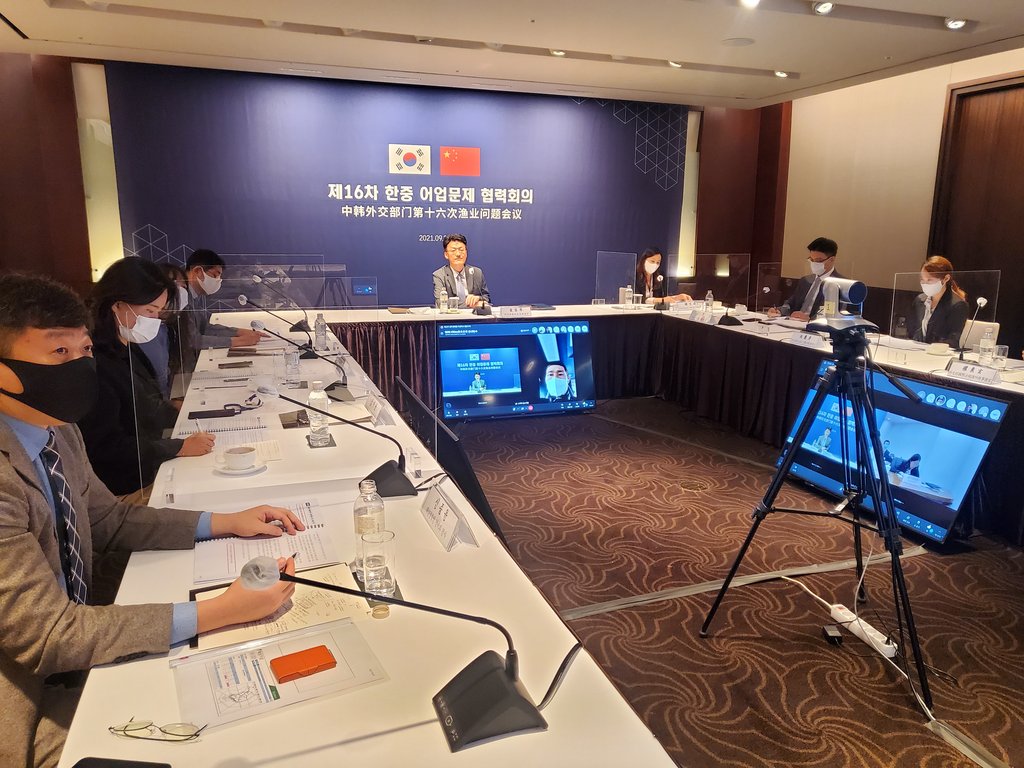 South Korean officials participate in regular fisheries talks with China via video links from Seoul on Sept. 28, 2021, in this photo released by the foreign ministry. (PHOTO NOT FOR SALE) (Yonhap)