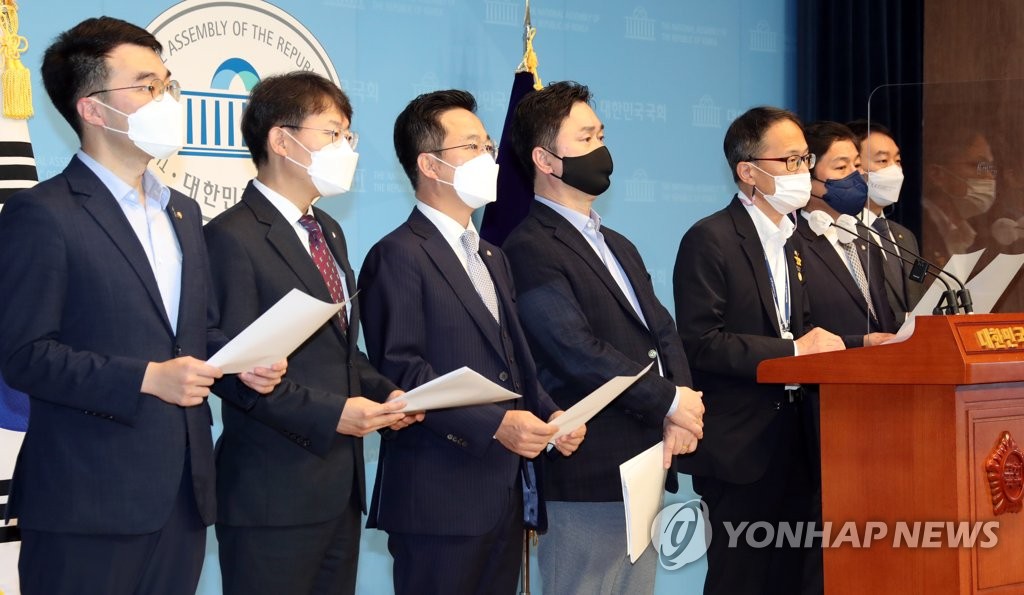 김웅-조성은 통화 녹음 파일 관련 기자회견하는 민주당 법사위원들