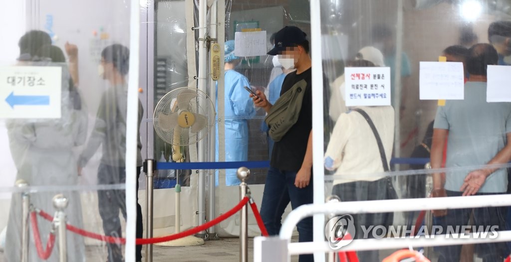 서울 마포구 검사소 찾은 시민들