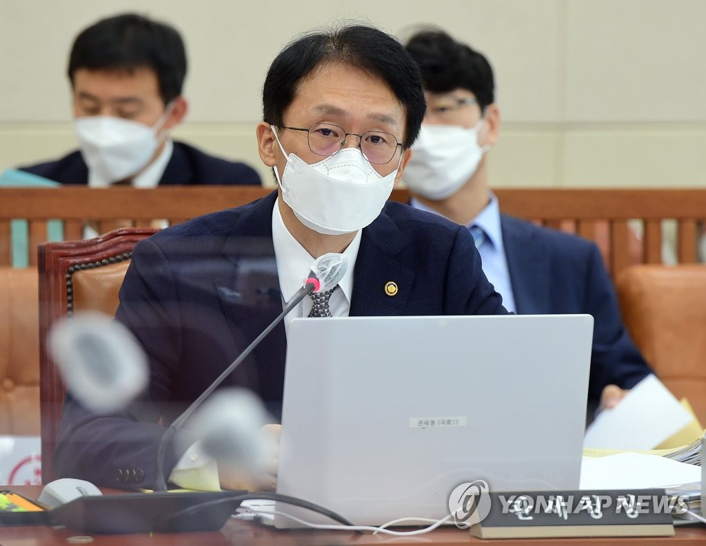 답변하는 임재현 관세청장