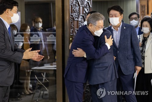 이재명 후보, 설훈 의원과 포옹