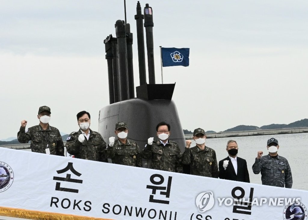 PM visits submarine command PM visits submarine command