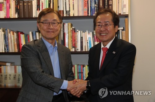 악수하는 홍준표와 최재형