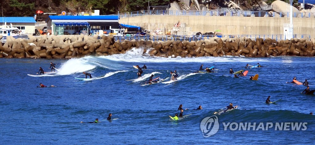 Surfeando en medio del frío Surfeando en medio del frío