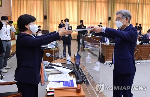 선서문 제출하는 이재명 경기도지사