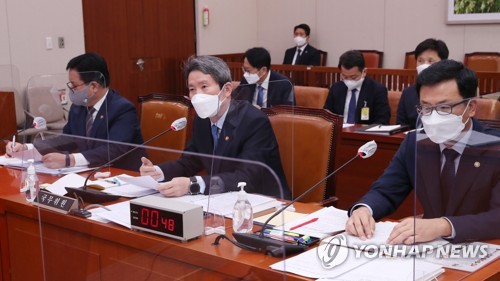 답변하는 이인영 통일부 장관