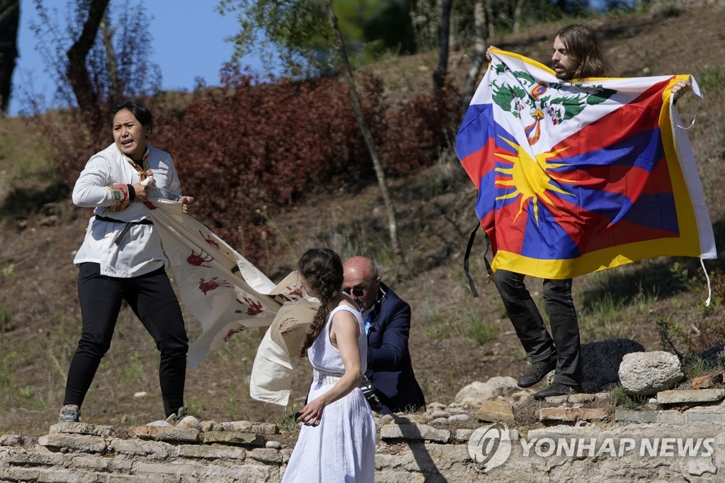 베이징올림픽 성화 채화식서 기습시위하는 인권운동가들