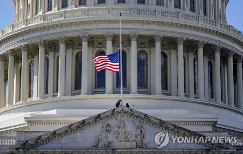 파월 전 국무장관 추모 조기 내건 미 의사당