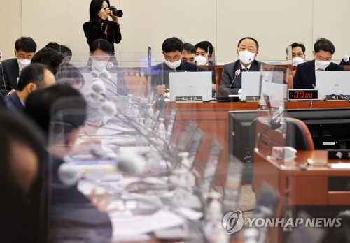 답변하는 홍남기 경제부총리