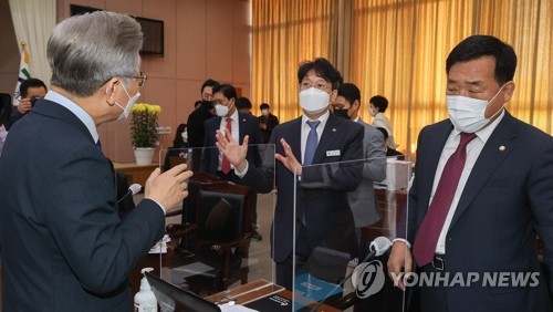 보충 설명 듣는 이재명 지사
