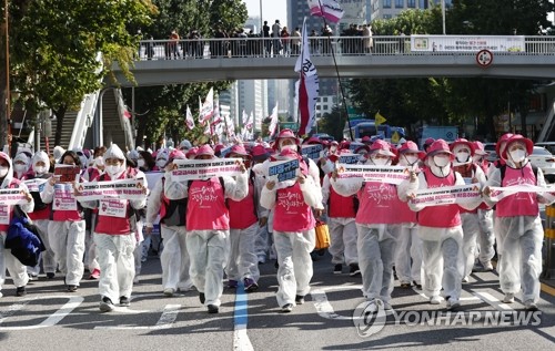행진하는 총파업 참가자들
