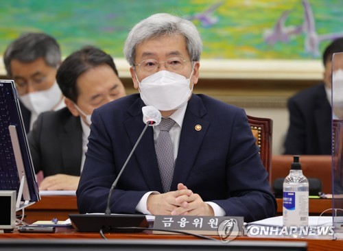 답변하는 고승범 금융위원장