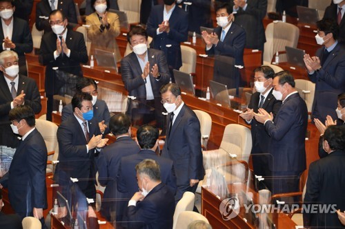 의원들과 인사하는 문재인 대통령