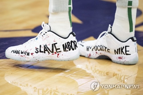 '위선 기업 나이키' 문구 적힌 농구화 신은 보스턴 에네스 캔터