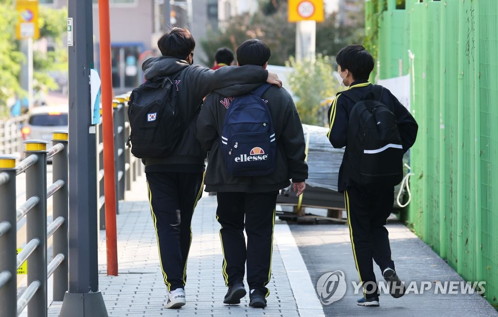 10월 29일 오후 서울 시내 한 중학교 학생들이 하교하는 모습 [연합뉴스 자료사진]