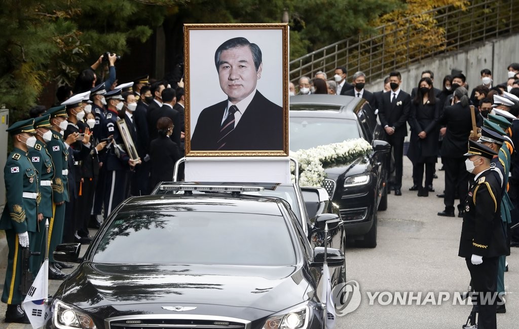 A funeral vehicle carrying the body of late former President Roh Tae-woo leaves Seoul National University Hospital, where a funeral home had been set up for mourning, in this photo on Oct. 30, 2021, ending a five-day state funeral for a leader who drew both criticism and praise for his role in staging a coup and then embracing democracy. (pool photo) (Yonhap) 
