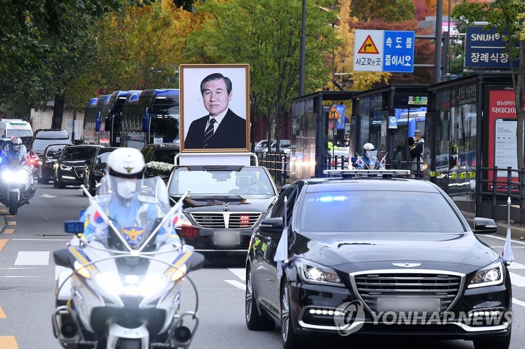 A funeral procession for late former President Roh Tae-woo heads to his Seoul residence to make a stop before going to the funeral ceremony at Olympic Park on the last day of the five-day state funeral, on Oct. 30, 2021. Roh, who led the country from 1988-93, died Tuesday of chronic illnesses at age 88. (pool photo) (Yonhap) 