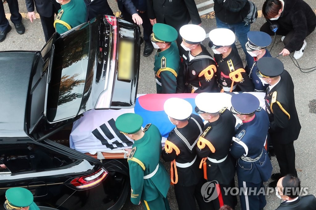 An honor guard carries the coffin carrying the body of late former President Roh Tae-woo as the funeral ceremony began on the last day of the five-day state funeral, in this pool photo on Oct. 30, 2021. (Yonhap) 