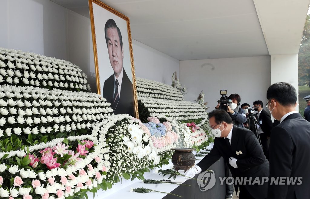 Prime Minister Kim Boo-kyum, as head of a government committee in charge of hosting the state funeral for former President Roh Tae-woo, places a flower on the funeral altar during the funeral ceremony at Olympic Park, on Oct. 30, 2021. (pool photo) (Yonhap) 