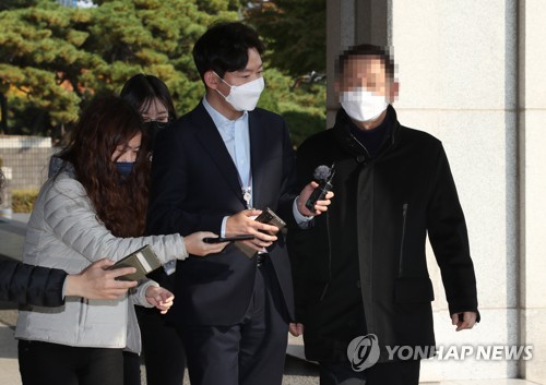 서울중앙지검 향하는 황무성 전 성남도시개발공사 사장