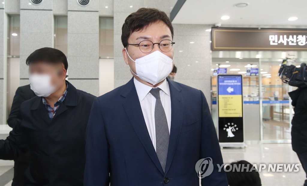 법정 들어가는 이상직