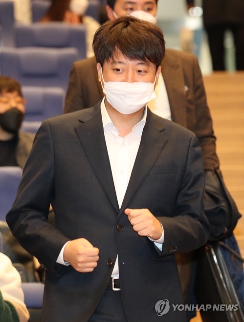 토론회 참석하는 국민의힘 이준석 대표