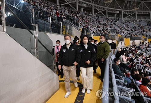 고척돔에 들어서는 이재명 대선후보